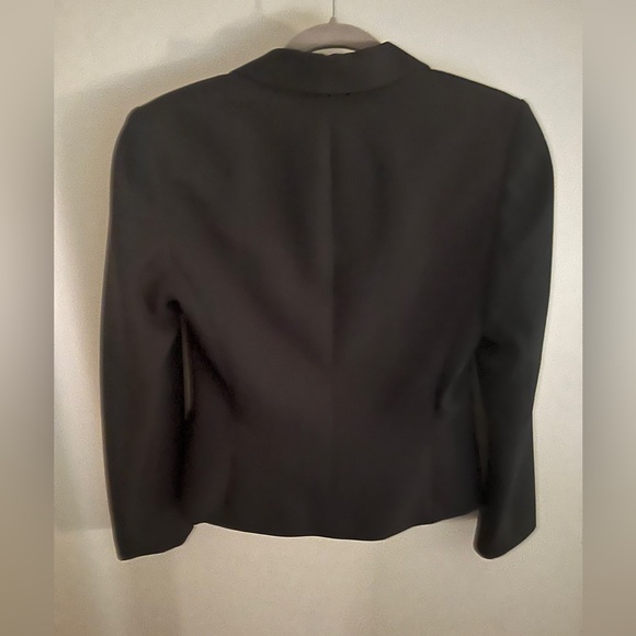 Tahari Women’s Black Pinstripe Skirt Suit | Size 4 | Perfect Condition - Picture 3 of 9